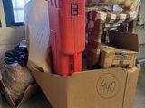 une pile de bagages posée dans une boîte, dans une pièce