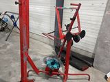 une machine rouge qui se trouve dans un garage