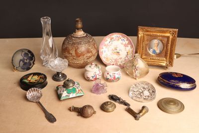 une table sur laquelle sont posés de nombreux objets anciens