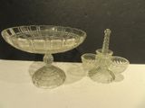 deux bols en verre et un bougeoir posés sur une table