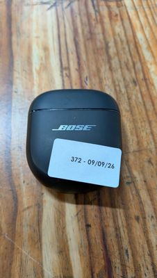 une photo d'un appareil Bluetooth Bose posé sur une table en bois