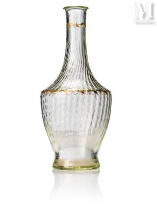 une bouteille en verre transparent avec un bord doré sur un fond blanc
