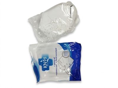 un gros plan sur deux paquets de papier toilette posés sur une surface blanche