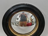 un homme se prenant en photo dans un miroir