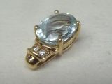 une image d'une bague avec une pierre en topaze bleue
