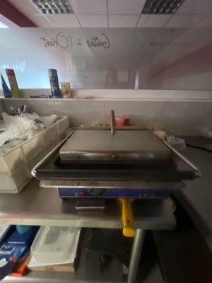 une photo d'une cuisine avec une cuisinière et un plan de travail