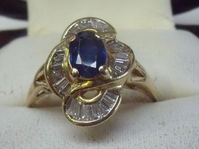 une photo d'une bague sertie d'un saphir et de diamants
