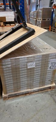 une pile de cartons posés sur une palette dans un entrepôt