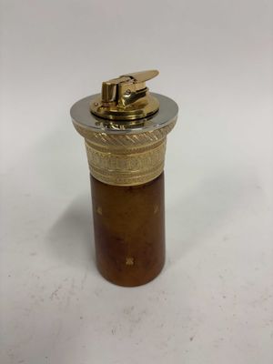 un distributeur de savon ancien en laiton et en bois sur fond blanc