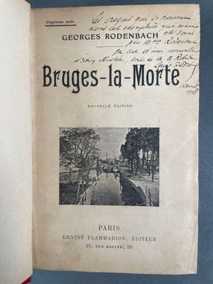 un livre ouvert avec, au milieu, une photo d'une rue