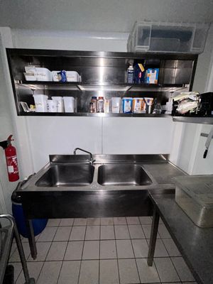 1 plonge en inox à 2 bacs 180 cm, 1 meuble en inox suspendu …