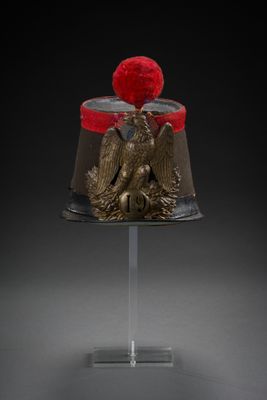 une image représentant un chapeau sur lequel est posé un oiseau