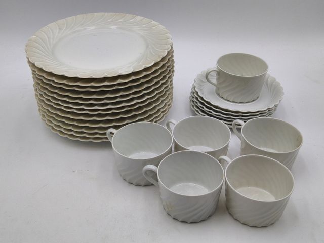 Haviland Limoges- 12 assiettes en porcelaine blanche, 6 tasses et...