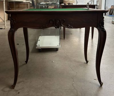 une table avec un plateau en verre