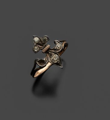 une image représentant une bague en or ornée d'un motif floral