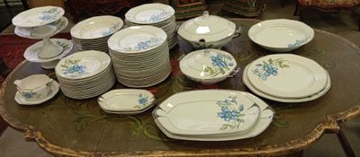 Un service de table porcelaine de Limoges fleurs bleues 72 p…