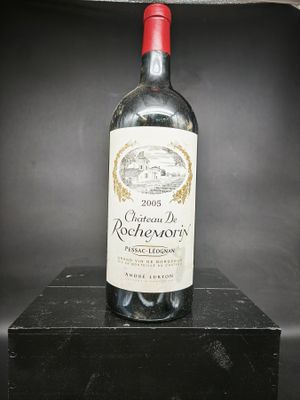 une bouteille de vin posée sur une boîte noire