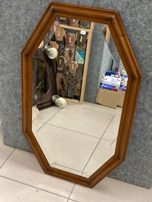 un miroir posé par terre dans un coin de la pièce
