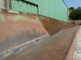 un skateboard posé sur le bord d'une rampe