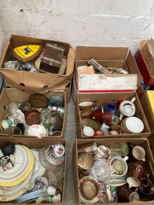 deux cartons d'objets hétéroclites posés sur le sol
