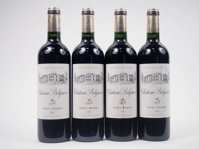trois bouteilles de vin rouge sont alignées sur une surface blanche