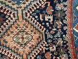 une photo d'un grand tapis oriental posé sur un parquet
