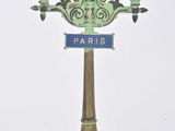 statue représentant un lampadaire surmonté d'un panneau de signalisation