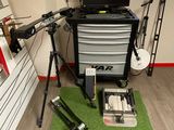 une image d'un poste de travail équipé d'un ordinateur et d'autres appareils