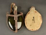 paire de bouteilles de vin anciennes dans un étui en cuir, avec des bouchons en liège
