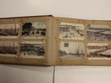 un vieux livre sur lequel figurent des images d'une ville