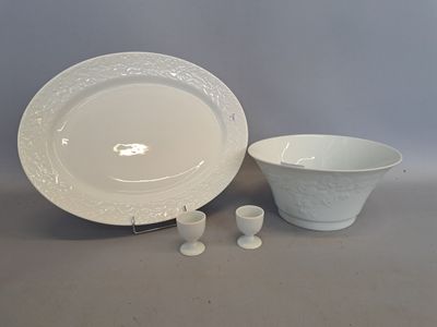 Haviland Plat ovale en porcelaine à décor de gui. On y joint…