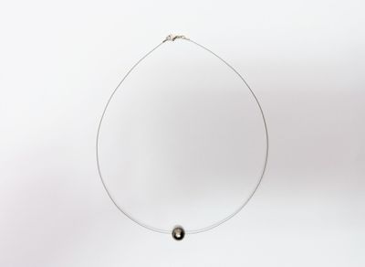 COLLIER en argent 925‰ et métal ornée d'une perle de Tahiti.
