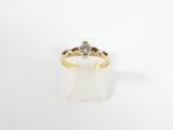 une bague en or jaune sertie d'un diamant