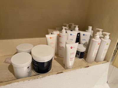 de nombreux types de produits de soins de la peau sur le comptoir