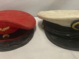 deux chapeaux sont posés côte à côte sur une surface blanche