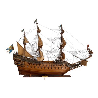 une maquette en bois d'un bateau pirate posée sur un socle