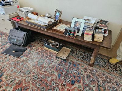 une table en bois sur laquelle sont posés plusieurs livres