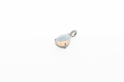 un gros plan d'un pendentif en forme de cœur sur fond blanc