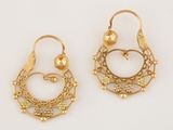 Boucles d'oreilles créoles plaquées or, ornées de péridots et de perles