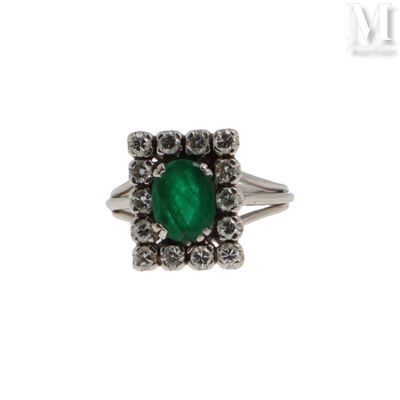 une image d'une bague avec une pierre verte entourée de diamants blancs