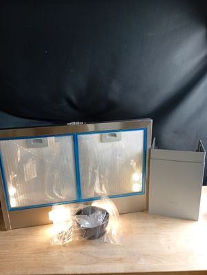 une table sur laquelle se trouvent une boîte et quelques lampes