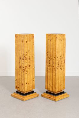 deux socles en bois avec des bases noires dans une pièce