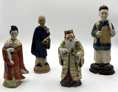 quatre figurines chinoises représentant des hommes et des femmes en costume traditionnel
