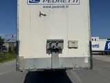 un camion de livraison garé sur le bord de la route