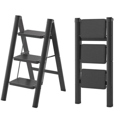 deux tabourets à deux marches, avec une échelle de chaque côté
