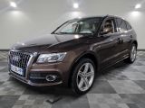 l'audi qx est garée sur un carrelage à carreaux