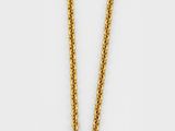 collier plaqué or avec un pendentif en pierre verte sur une chaîne en or