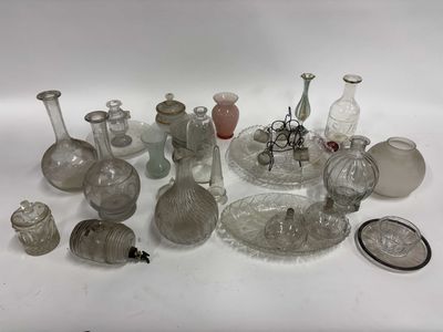 beaucoup de vases en verre et d'autres objets en verre sur la table