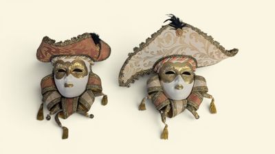 deux masques accrochés au mur