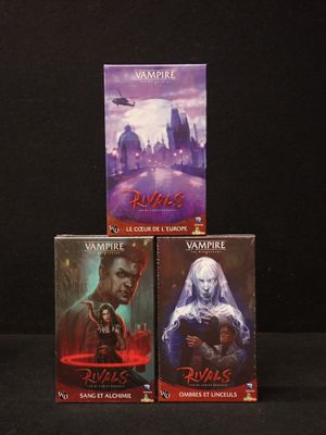 trois livres sur les vampires sont empilés les uns sur les autres sur un fond noir